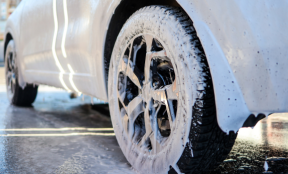 Aktywna piana na feldze samochodu